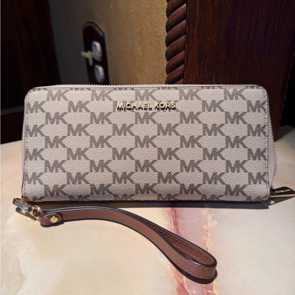 Michael Kors jet set large wristlet wallet